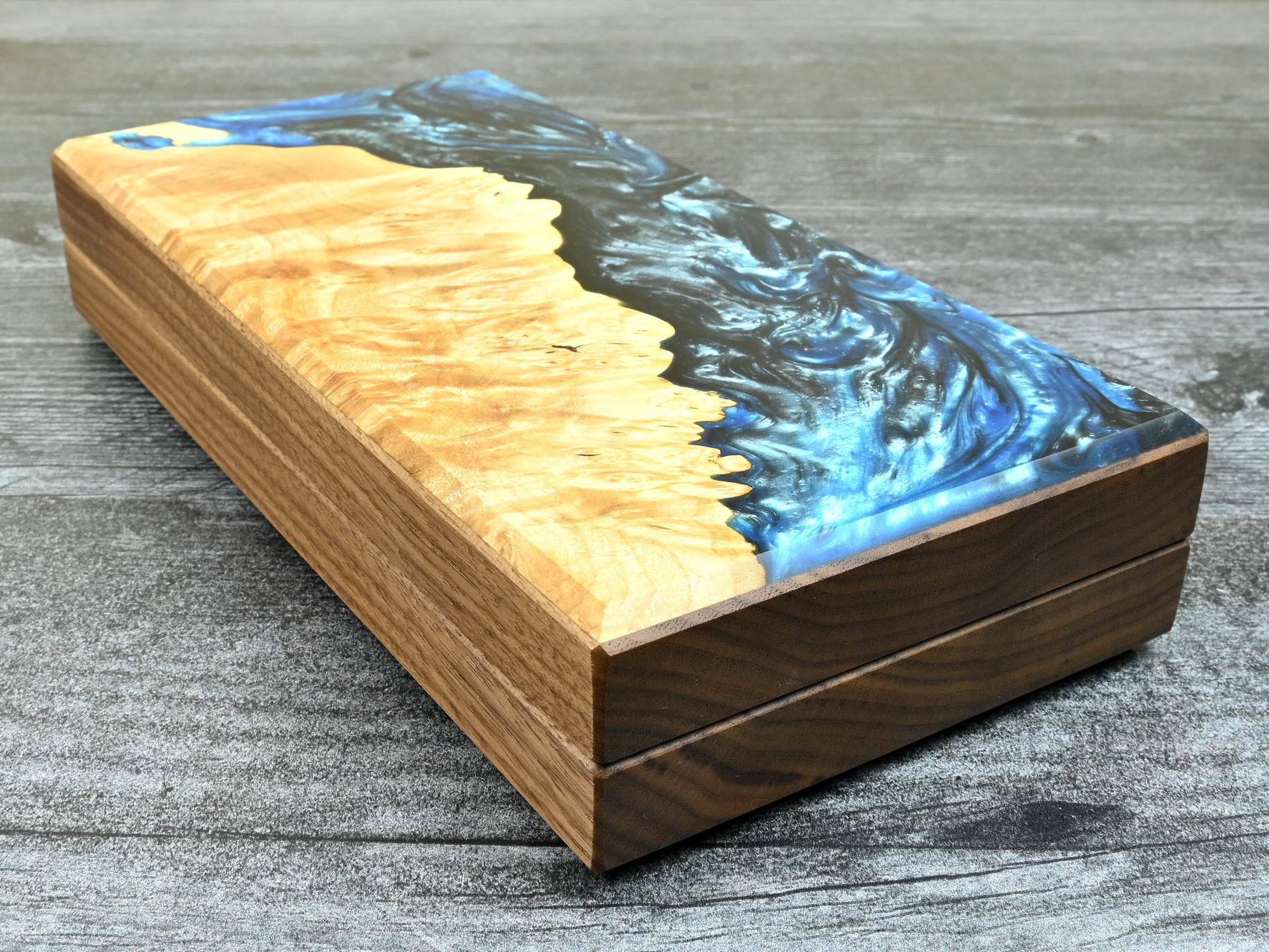 This Delver's Kit Dice Box features a walnut core and a maple burl top veneer with blue and black resin. D&D ttrpg.