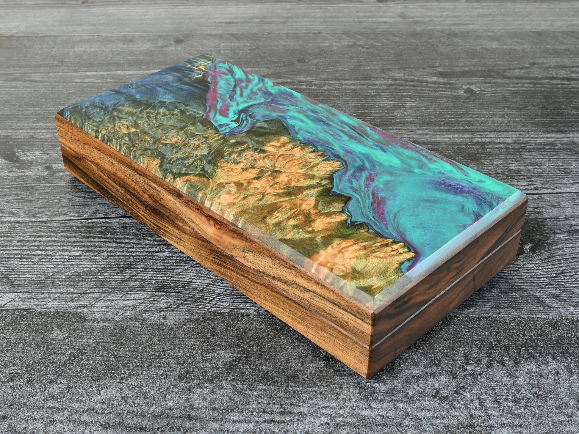 This Delver's Kit Dice Box features a Patagonian rosewood core and an Bluegreen maple burl top veneer with blue, purple, and fuchsia resin. D&D ttrpg.