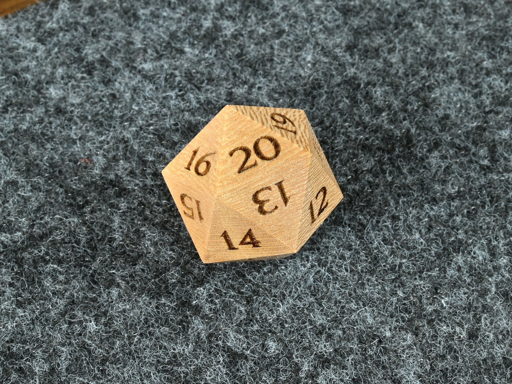 Sycamore wood spindown d20